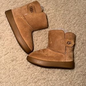 Uggs 4/5 for kids in like new condition